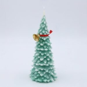 شمعة كريسماس معطرة على شكل شجرة حجم كبير مع جرس ذهبي لون أخضر وشبرة أحمر