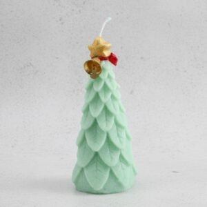 شمعة كريسماس معطرة على شكل شجرة حجم وسط أخضر مع شبرة أحمر وجرس ذهبي