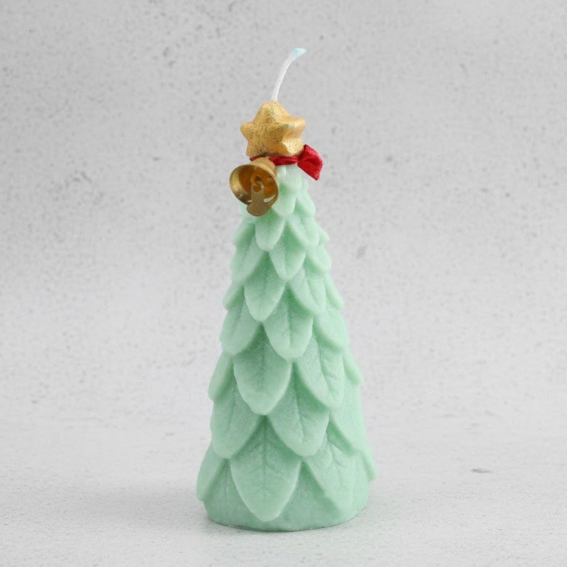 شمعة كريسماس معطرة على شكل شجرة حجم وسط أخضر مع شبرة أحمر وجرس ذهبي