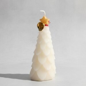 شمعة كريسماس معطرة على شكل شجرة حجم وسط لون أبيض مع شبرة أحمر وجرس ذهبي