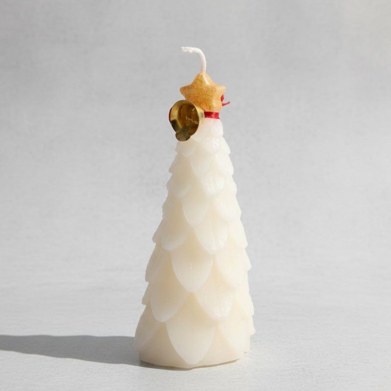 شمعة كريسماس معطرة على شكل شجرة حجم وسط لون أبيض مع شبرة أحمر وجرس ذهبي