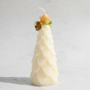 شمعة كريسماس معطرة على شكل شجرة حجم وسط لون أبيض مع شبرة أخضر وجرس ذهبي