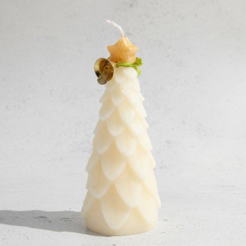 شمعة كريسماس معطرة على شكل شجرة حجم وسط لون أبيض مع شبرة أخضر وجرس ذهبي