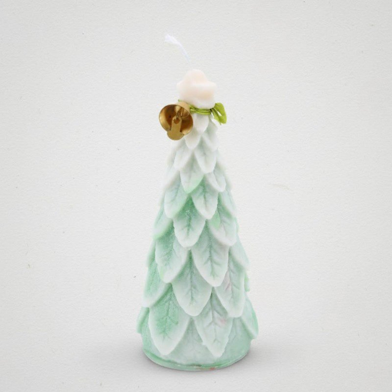 شمعة كريسماس معطرة على شكل شجرة حجم وسط لون أخضر مع شبرة أخضر وجرس ذهبي