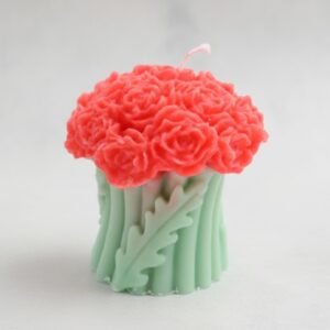 شمعة معطرة على شكل وردة لون أحمر مع شبرة فضي حجم كبير