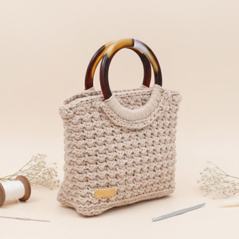 شنطة صغيرة مربعة مع يد عاج لون بيج - نكشة فن