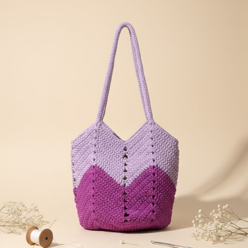 شنطة كروشية عملية مع يد كروشية لون ليلكي - نكشة فن