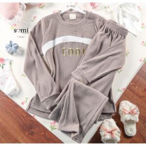 طقم مخمل ستاتي قطعتين للنساء لون نهدي فاتح