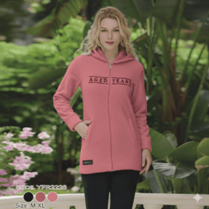 بجامة فرو نسائية بسحاب بتصميم كتابة Aged Years لون زهري