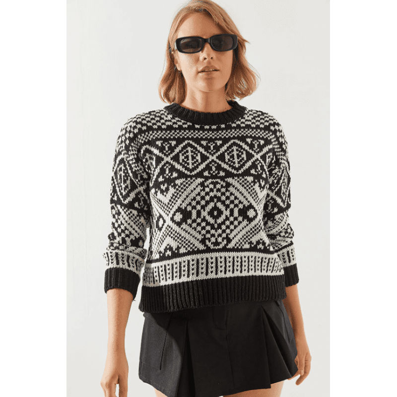 بلوز شتوي باللون الابيض والاسود