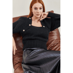 بلوزة ستاتي شتوي لون أسود مع أزرار على الأكتاف