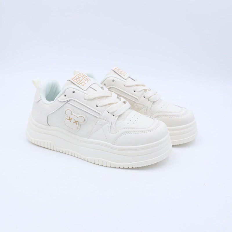 بوت رياضي جلد نعل عريض للنساء لون ابيض