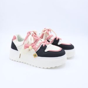 بوت رياضي جلد نعل عريض للنساء لون ابيض واسود