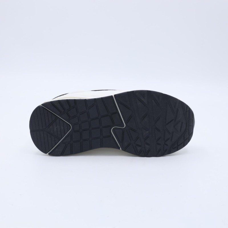 حذاء رياضي بشريط لاصق لون ابيض