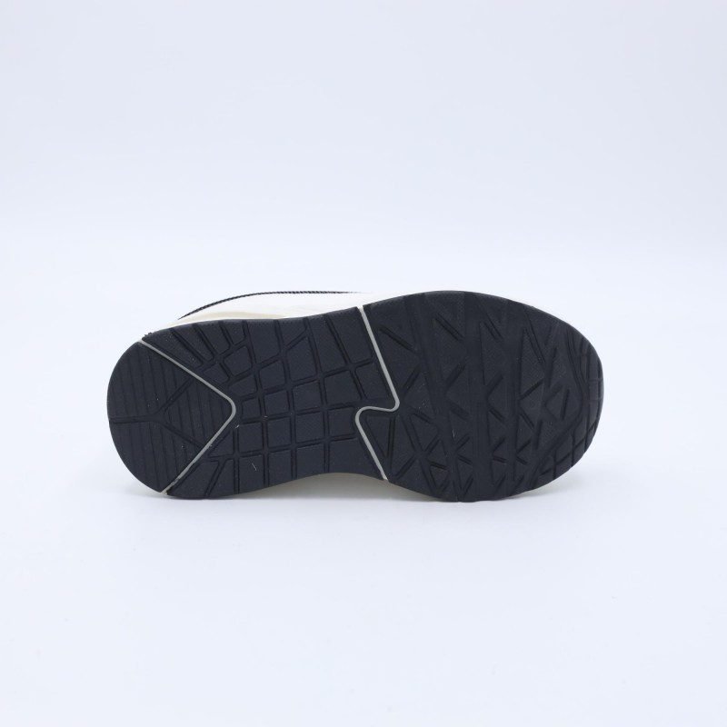 حذاء رياضي بشريط لاصق لون ابيض