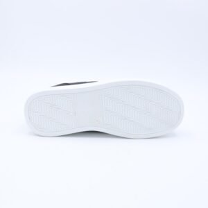 حذاء رياضي كلاسيك جلد للنساء لون أسود وأبيض