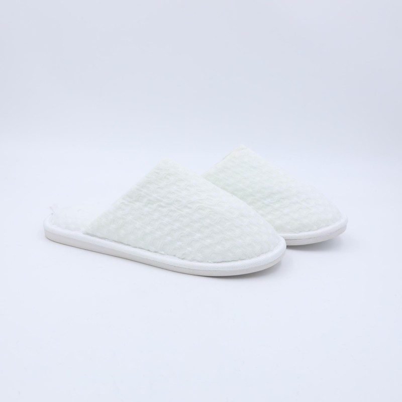 حفاية شتوية للنساء لون ابيض