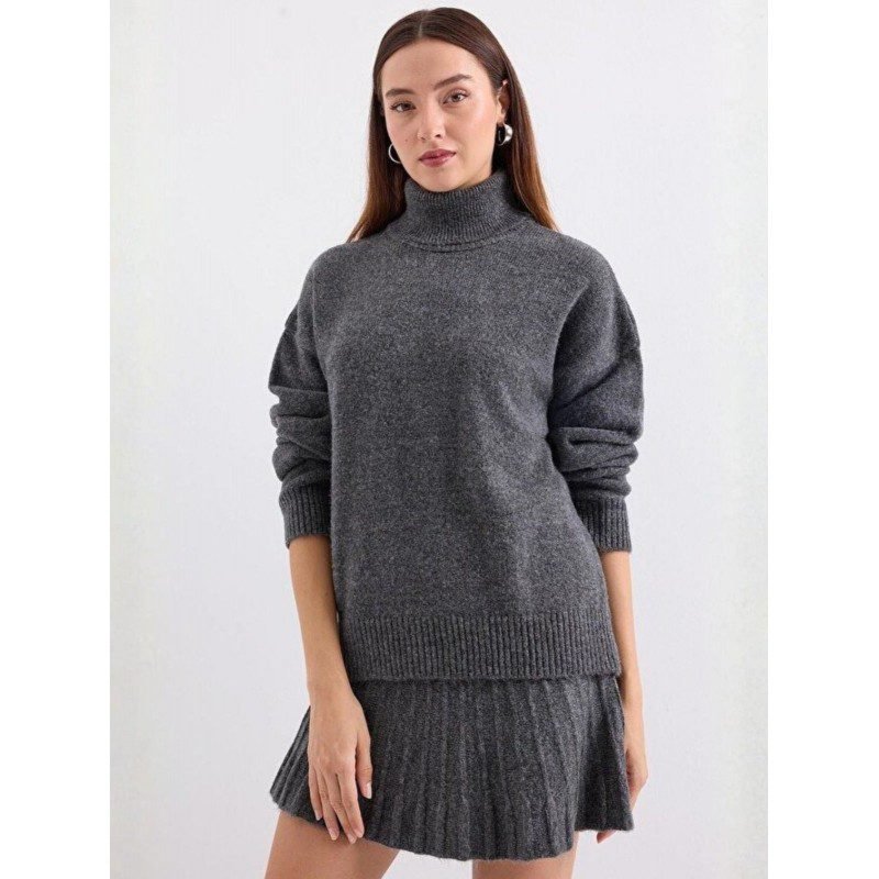 طقم ستاتي تنورة وبلوزة لون سكني غامق