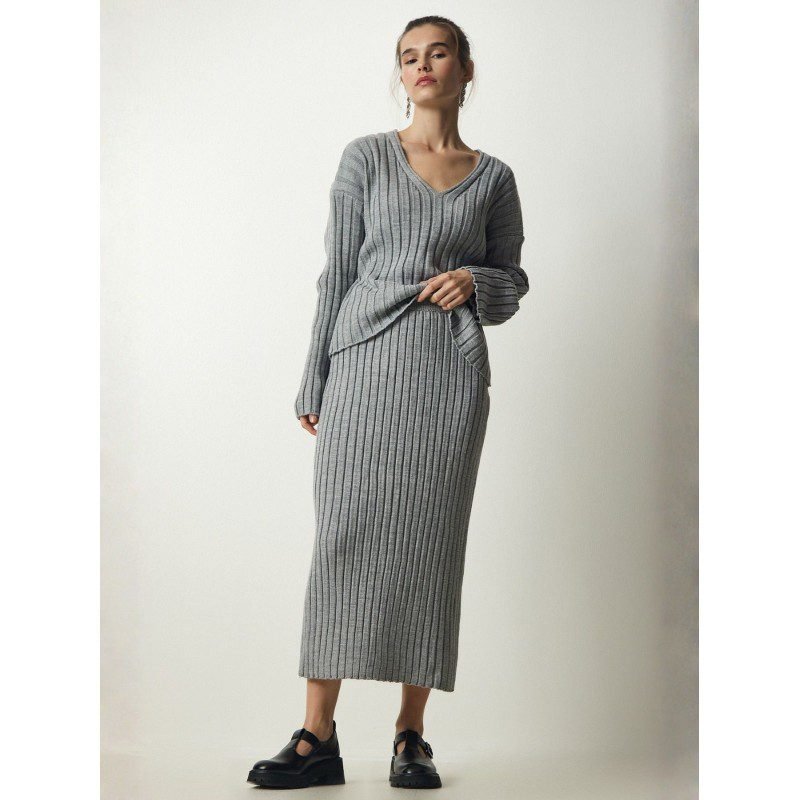 طقم شتوي تنورة وبلوزة لون سكني