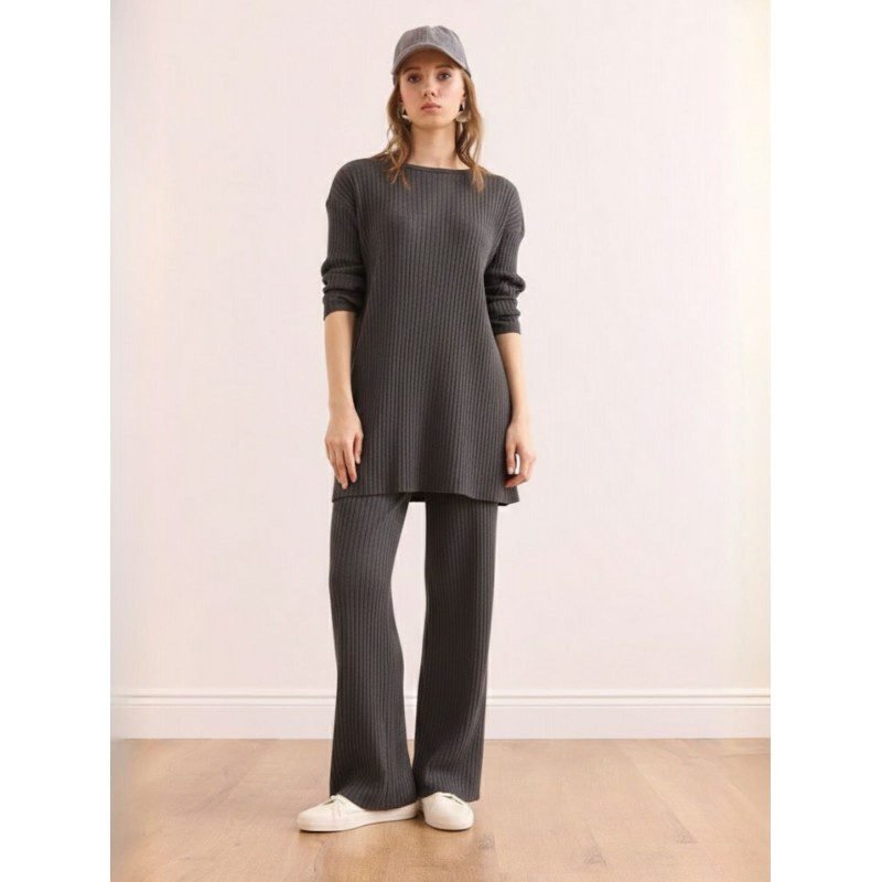 طقم قطعتين باللون السكني الغامق بنطلون وبلوز